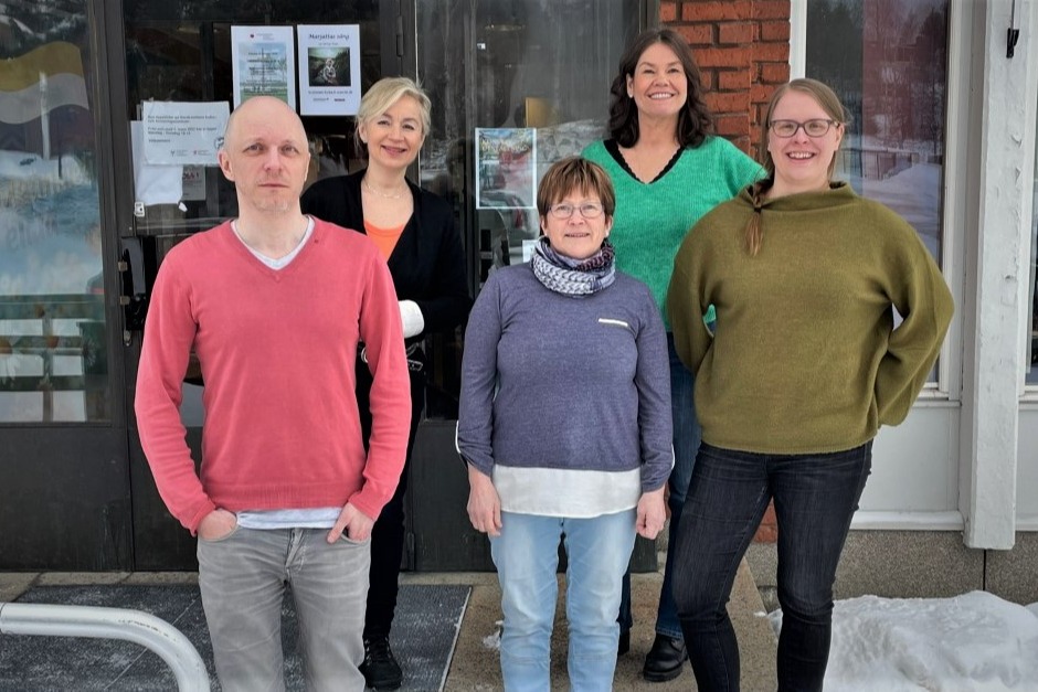 Kai Metsävainio (IT-ansvarig), Susanne Redebo (medieutvecklare), Linnéa Sirviö (biblioteksassistent), Sari Oja (kulturpedagog) och Raisa Leussu (chef för biblioteks- och minoritetsspråksverksamhet).